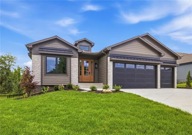 Photo 2 of Single family home for sale at 1149 Hummingbird Ct, Greenwood, MO 64034 | MLS# 2558171 | Listing updated on 2026-09-19