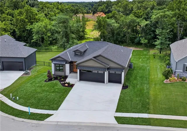 Photo 3 of Single family home for sale at 1149 Hummingbird Ct, Greenwood, MO 64034 | MLS# 2558171 | Listing updated on 2026-09-19