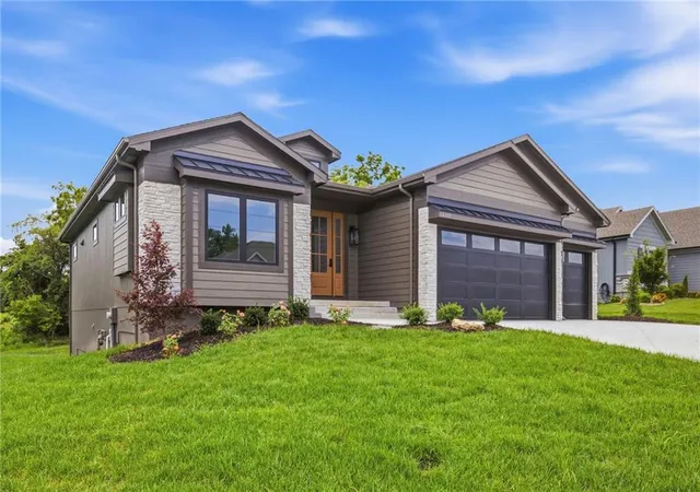 Photo 3 of Single family home for sale at 1149 Hummingbird Ct, Greenwood, MO 64034 | MLS# 2558171 | Listing updated on 2026-09-19
