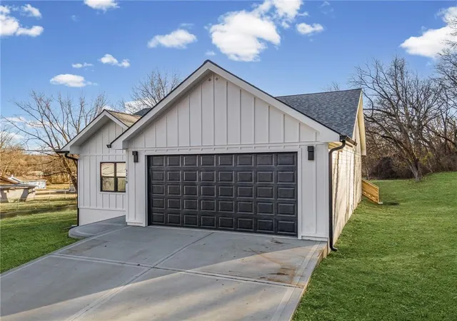 Photo 2 of Single family home for sale at 1219 Paton St, Excelsior Springs, MO 64024 | MLS# 2579447 | Listing updated on 2026-09-12