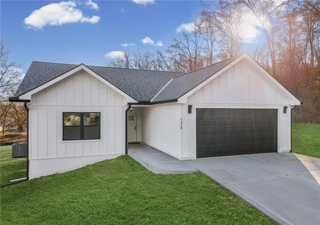 Photo 3 of Single family home for sale at 1219 Paton St, Excelsior Springs, MO 64024 | MLS# 2579447 | Listing updated on 2026-09-12