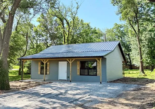 Photo 2 of Sale Pending at 106 E Lafayette St, El Dorado Springs, MO 64744 | MLS# 2582494 | Listing updated on 2026-09-11