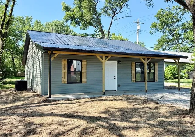Photo 3 of Sale Pending at 106 E Lafayette St, El Dorado Springs, MO 64744 | MLS# 2582494 | Listing updated on 2026-09-11