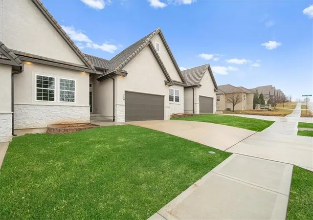 Photo 2 of Townhouse for sale at 720 Ne Lone Hl Dr #B, Lees Summit, MO 64064 | MLS# 2596132 | Listing updated on 2026-09-13
