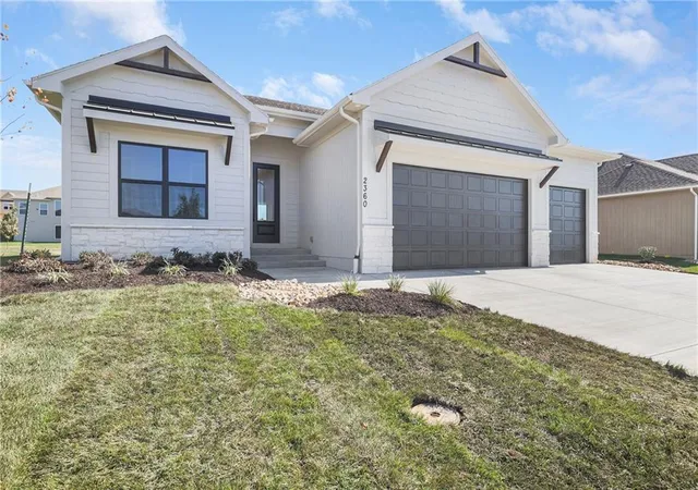 Photo 2 of Single family home for sale at 7920 Se Hoot Owl St, Blue Springs, MO 64014 | MLS# 2596813 | Listing updated on 2026-09-11