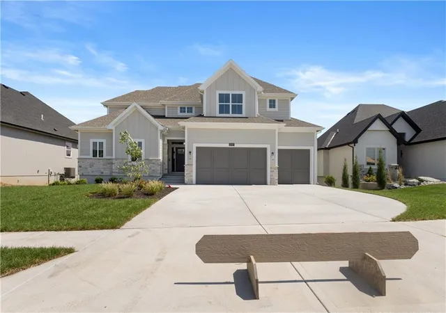 Single family home for sale at 18501 Pawnee Ln, Overland Park, KS 66085 | MLS# 2597459
