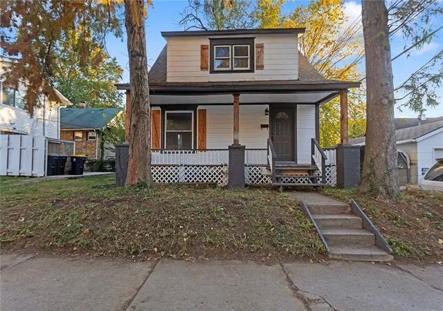 Photo 2 of Single family home for sale at 1707 W 44th Street, Kansas City, MO 64111 | MLS# 2599205 | Listing updated on 2026-09-15