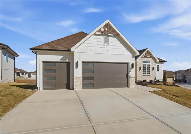 Photo 3 of Single family home for sale at 1520 Ne Stewart Pl, Lee's Summit, MO 64064 | MLS# 2601847 | Listing updated on 2026-09-13
