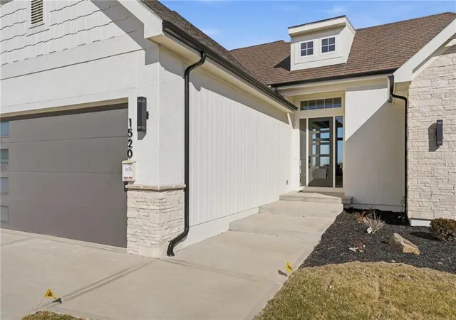 Photo 3 of Single family home for sale at 1520 NE Stewart Pl, Lee's Summit, MO 64064 | MLS# 2601847 | Listing updated on 2026-09-13