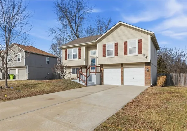 Photo 3 of Sale Pending at 406 Timbercreek Dr, Belton, MO 64012 | MLS# 2602199 | Listing updated on 2026-09-29