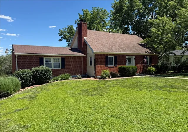 Photo 3 of Single family home for sale at 404 N 14th Street, Atchison, KS 66002 | MLS# 2603045 | Listing updated on 2026-09-14