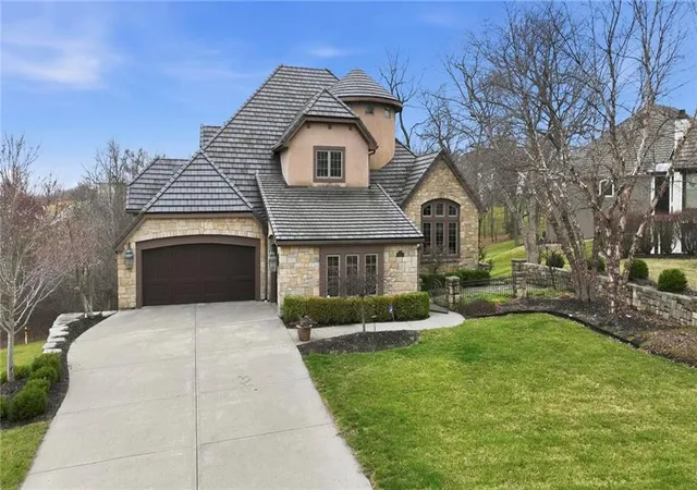 Photo 1 of Mansion for sale at 7060 N National Dr, Kansas City, MO 64152 | MLS# 2605095 | Listing updated on 2026-09-14