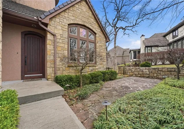 Photo 3 of Mansion for sale at 7060 N National Dr, Kansas City, MO 64152 | MLS# 2605095 | Listing updated on 2026-09-14