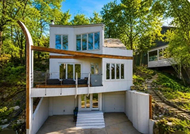 Photo 2 of Single family home for sale at 125 Lakeshore Dr S, Lake Quivira, KS 66217 | MLS# 2605450 | Listing updated on 2026-09-13