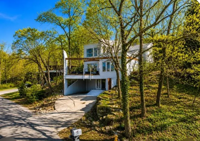 Photo 3 of Single family home for sale at 125 Lakeshore Dr S, Lake Quivira, KS 66217 | MLS# 2605450 | Listing updated on 2026-09-13