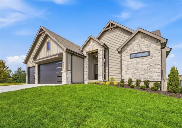 Photo 2 of Single family home for sale at 1100 Deer Run Dr, Greenwood, MO 64034 | MLS# 2605753 | Listing updated on 2026-09-12