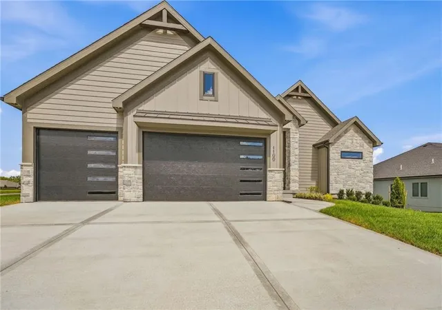 Photo 3 of Single family home for sale at 1100 Deer Run Dr, Greenwood, MO 64034 | MLS# 2605753 | Listing updated on 2026-09-12