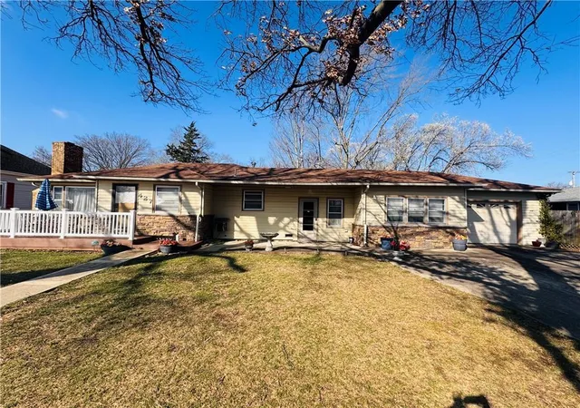 Single family home for sale at 427 N Oak St, Garnett, KS 66032 | MLS# 2606316