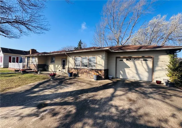 Photo 3 of Single family home for sale at 427 N Oak St, Garnett, KS 66032 | MLS# 2606316 | Listing updated on 2026-09-14