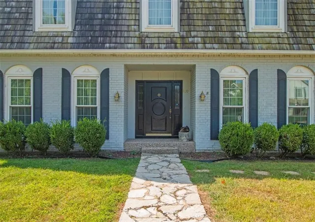 Photo 2 of Sale Pending at 420 Golfview Dr, Blue Springs, MO 64014 | MLS# 2607007 | Listing updated on 2026-09-14