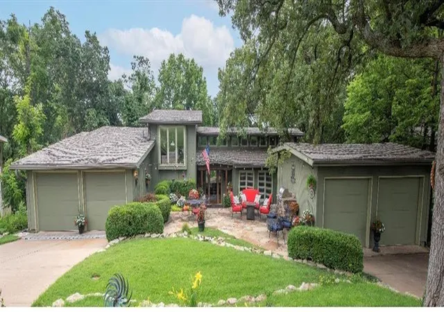 Single family home for sale at 254 Arapahoe Cir E, Lake Quivira, KS 66217 | MLS# 2607075