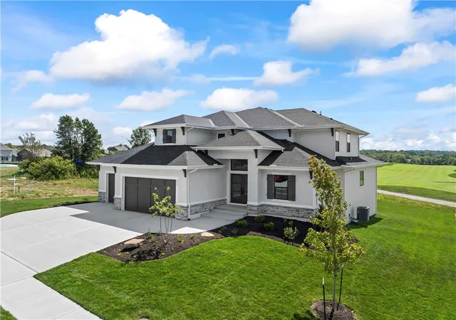 Photo 2 of Single family home for sale at 517 Bentwater Dr, Raymore, MO 64083 | MLS# 2611940 | Listing updated on 2026-09-13