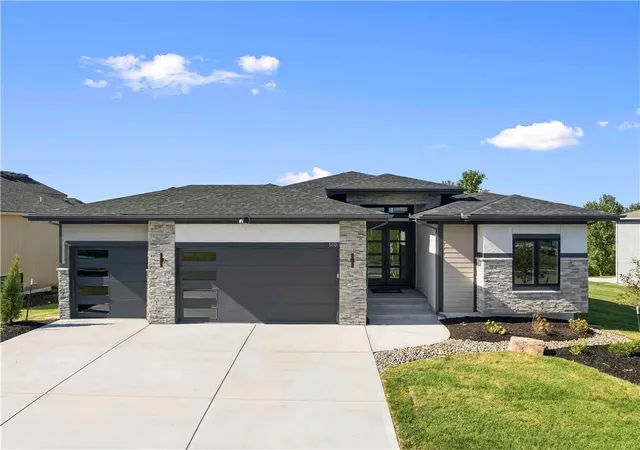 Photo 1 of Single family home for sale at 510 Bentwater Dr, Raymore, MO 64083 | MLS# 2612077 | Listing updated on 2026-09-13