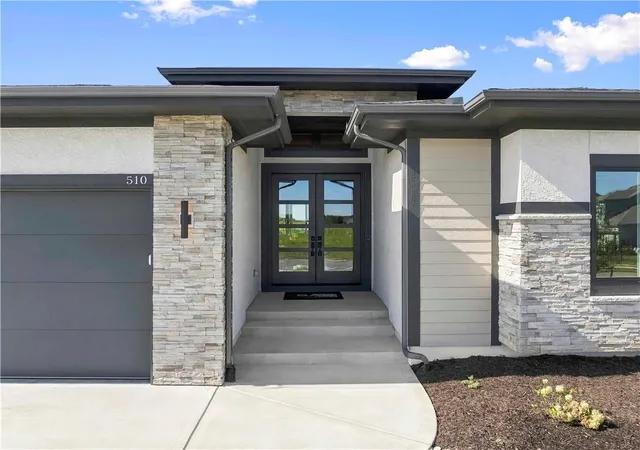 Photo 3 of Single family home for sale at 510 Bentwater Dr, Raymore, MO 64083 | MLS# 2612077 | Listing updated on 2026-09-13
