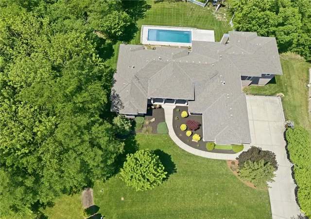Photo 1 of Mansion for sale at 6930 Nw White Pine Cir, Kansas City, MO 64152 | MLS# 2613279 | Listing updated on 2026-09-14