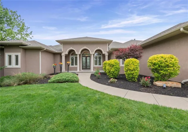 Photo 3 of Mansion for sale at 6930 Nw White Pine Cir, Kansas City, MO 64152 | MLS# 2613279 | Listing updated on 2026-09-14