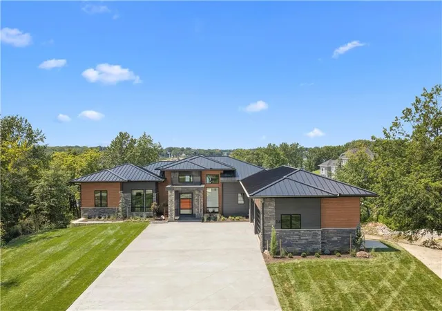 Single family home for sale at 14 Tomahawk Cir, Lake Winnebago, MO 64034 | MLS# 2613574