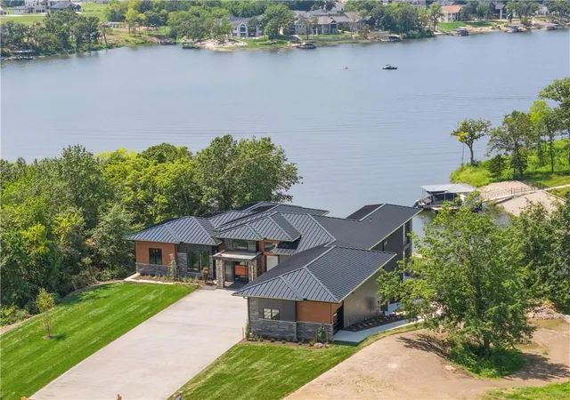 Photo 1 of Single family home for sale at 14 Tomahawk Cir, Lake Winnebago, MO 64034 | MLS# 2613574 | Listing updated on 2026-09-14
