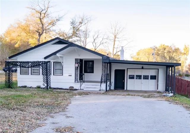 Photo 1 of Single family home for sale at 930 E Stone St, Independence, MO 64050 | MLS# 2613903 | Listing updated on 2026-09-11