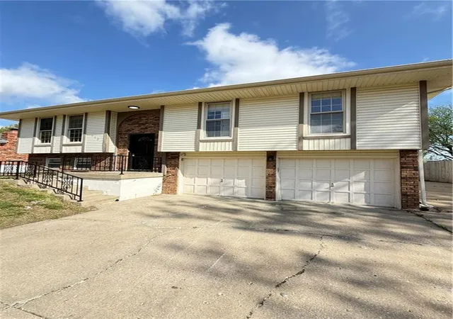 Photo 3 of Single family home for sale at 532 Ne 98th Place, Kansas City, MO 64155 | MLS# 2614133 | Listing updated on 2026-09-15