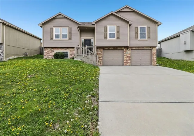 Photo 2 of Single family home for sale at 1307 Nw Hilltop Ln, Grain Valley, MO 64029 | MLS# 2614310 | Listing updated on 2026-09-14