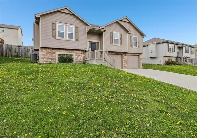 Photo 3 of Single family home for sale at 1307 Nw Hilltop Ln, Grain Valley, MO 64029 | MLS# 2614310 | Listing updated on 2026-09-14