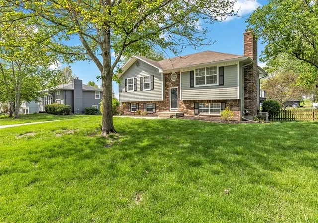 Photo 3 of Sale Pending at 302 16th Avenue S, Greenwood, MO 64034 | MLS# 2616026 | Listing updated on 2026-09-14