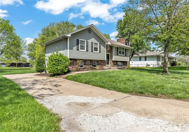 Photo 3 of Sale Pending at 302 16th Avenue S, Greenwood, MO 64034 | MLS# 2616026 | Listing updated on 2026-09-14