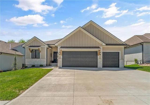 Photo 3 of Single family home for sale at 4316 Ne Hideaway Dr, Lees Summit, MO 64064 | MLS# 2616112 | Listing updated on 2026-10-20
