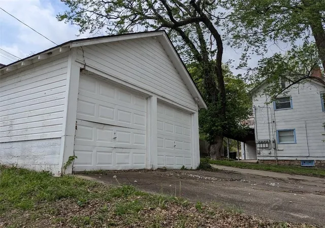 Photo 4 of House for sale at 1101 S Broadway St, Leavenworth, KS 66048 | MLS# 2616855 | Listing updated on 2026-09-10