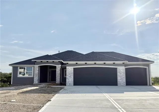 Photo 1 of Single family home for sale at 9009 N Poplar Ave, Kansas City, MO 64156 | MLS# 2616985 | Listing updated on 2026-09-14
