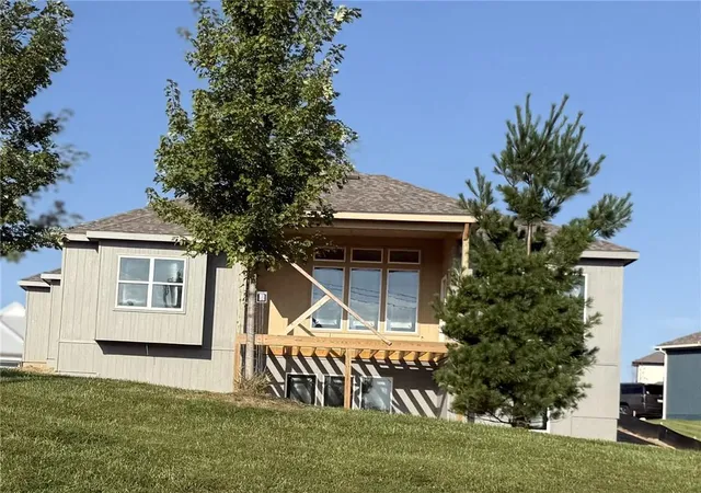 Photo 2 of Single family home for sale at 9009 N Poplar Ave, Kansas City, MO 64156 | MLS# 2616985 | Listing updated on 2026-09-14