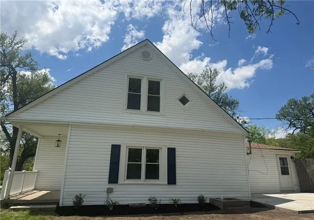 Photo 2 of Single family home for sale at 1401 W Chestnut St, Savannah, MO 64485 | MLS# 2617885 | Listing updated on 2026-09-14