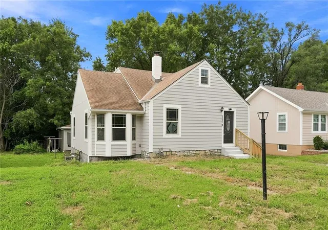 Photo 2 of Single family home for sale at 3305 Delavan Ave, Kansas City, KS 66104 | MLS# 2618072 | Listing updated on 2026-09-29