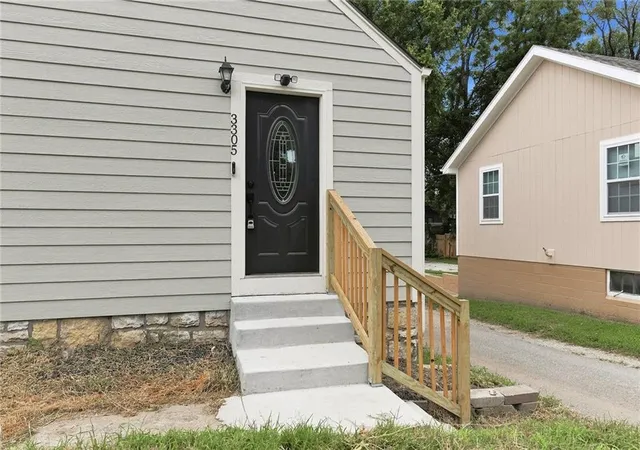 Photo 3 of Single family home for sale at 3305 Delavan Ave, Kansas City, KS 66104 | MLS# 2618072 | Listing updated on 2026-09-29