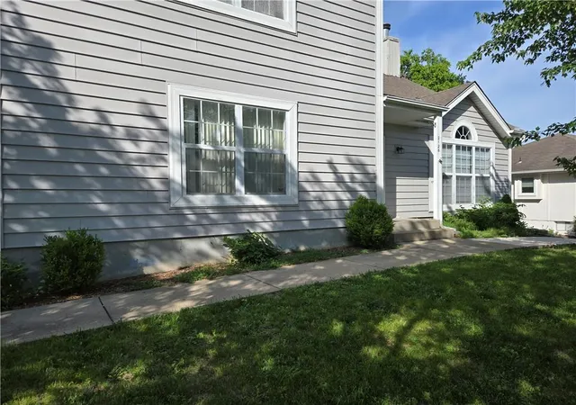 Photo 2 of Single family home for sale at 2128 Sw British Dr, Lees Summit, MO 64081 | MLS# 2618911 | Listing updated on 2026-09-13
