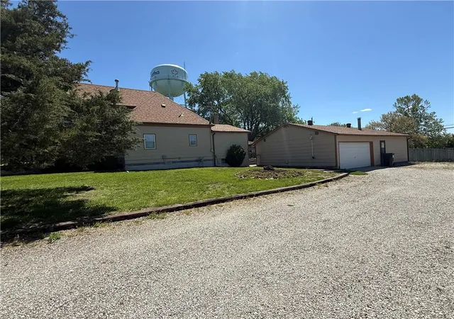 Photo 3 of Single family home for sale at 717 Iowa St, Hiawatha, KS 66434 | MLS# 2619004 | Listing updated on 2026-09-14