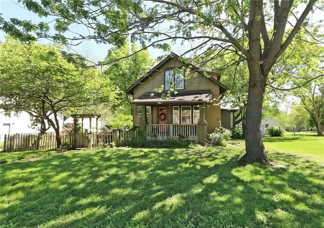 Photo 1 of Single family home for sale at 301 W Washington St, Harrisonville, MO 64701 | MLS# 2619008 | Listing updated on 2026-09-15