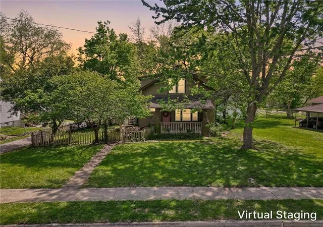 Photo 2 of Single family home for sale at 301 W Washington St, Harrisonville, MO 64701 | MLS# 2619008 | Listing updated on 2026-09-15
