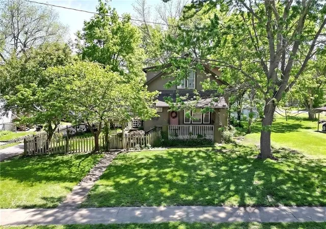 Photo 3 of Single family home for sale at 301 W Washington St, Harrisonville, MO 64701 | MLS# 2619008 | Listing updated on 2026-09-15